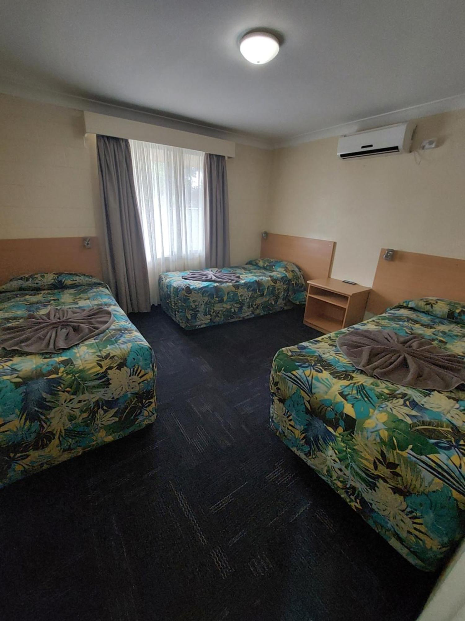 Seasons Motor Motel 3*