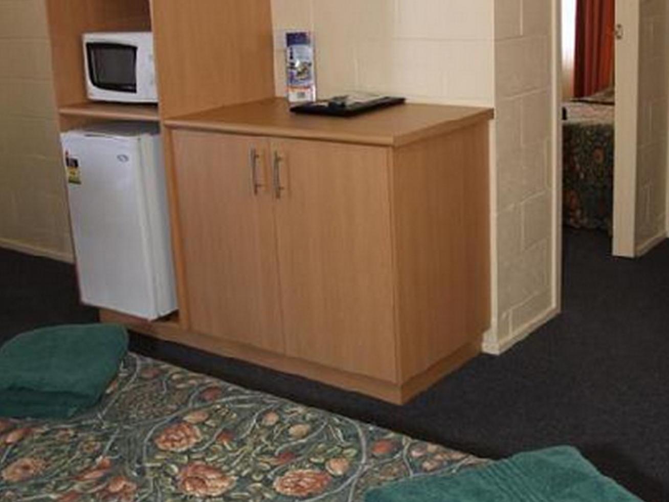 Seasons Motor Motel 3*